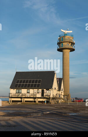 Station de sauvetage de la RNLI et tour de garde-côtes à Calshot sur le Solent dans le Hampshire, au Royaume-Uni Banque D'Images