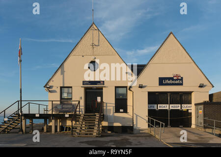 Station de sauvetage de la RNLI à Calshot sur le Solent dans le Hampshire, au Royaume-Uni Banque D'Images