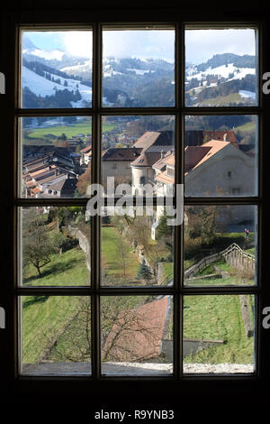 La ville médiévale d'Gruyèresis vue par une fenêtre du Château de Gruyères, Fribourg, Suisse Banque D'Images