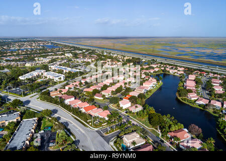 Weston Florida, fort ft. Lauderdale, vue aérienne depuis le dessus, maisons bordant l'aire de conservation de l'eau de gestion de la faune 2B, Everglades Parkway A Banque D'Images