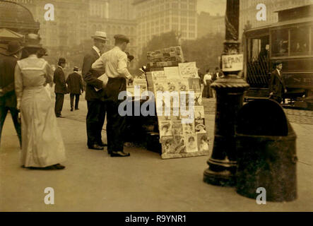 Kiosque à journaux. New York, juin 1913. Banque D'Images