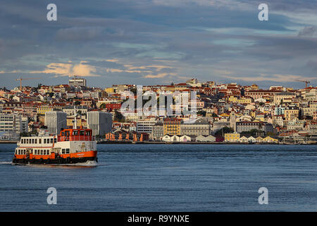 L'un des bateaux (cacilheiros), qui font le lien, dans le tage, entre Lisbonne et Almada, Portugal Banque D'Images