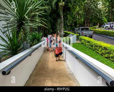 Musée Hell Fire Pass, Thaïlande, 08/31/15, touristes marchant sur la rampe à l'extérieur du bâtiment principal Banque D'Images
