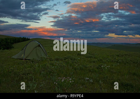 Camping avec tente solitaire en steppe mongole campagne sur la crête de la montagne, Khan Khentii, Mongolie Banque D'Images