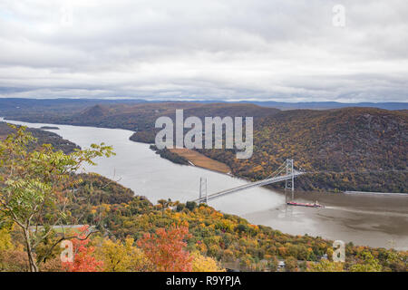 En regardant le pont de la montagne de l'Ours et la rivière Hudson de Memorial Drive sur Bear Mountain. Banque D'Images