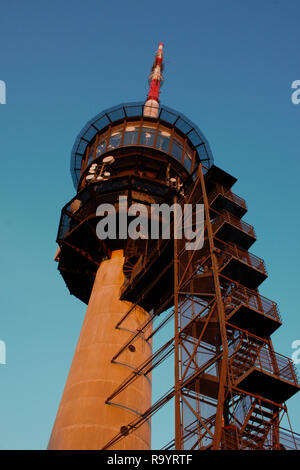 La tour de transmission sur Bantiger (Berne, Suisse) a des escaliers et une plate-forme d'où vous aurez une vue magnifique sur le panorama alpin suisse Banque D'Images