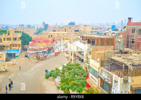 GIZA, EGYPTE - le 20 décembre 2017 : le quartier résidentiel de la ville de Gizeh avec variété de cafés et hôtels jouxte à la nécropole, le 20 décembre Banque D'Images