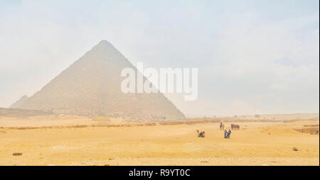 GIZA, EGYPTE - le 20 décembre 2017 : Le grand complexe archéologique de Giza en hiver brouillard poussiéreux, le 20 décembre à Giza Banque D'Images