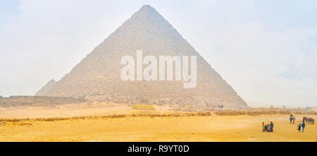 GIZA, EGYPTE - le 20 décembre 2017 : la belle vue sur la pyramide de Menkaourê avec quelques touristes et les chameliers offrent de chameau, sur Décembre Banque D'Images