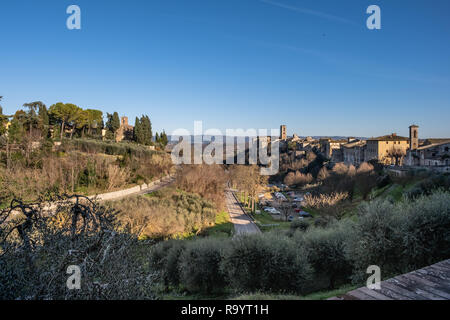 Avec vue panoramique sur les tours médiévales de la ville de Colle di Val d'Elsa, Sienne, Toscane Banque D'Images