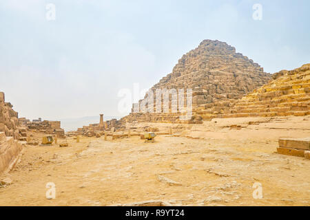 Les ruines de petites pyramides des reines dans le arhceoligical site à côté de la grande pyramide de Giza, Egypte Banque D'Images