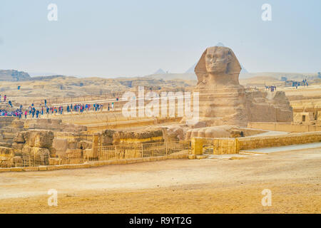 GIZA, EGYPTE - le 20 décembre 2017 : La foule des touristes à la terrasse panoramique du Sphinx de Gizeh site archéologique au cours de l'hiver saison brumeuse, sur Décembre Banque D'Images