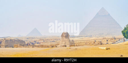 GIZA, EGYPTE - le 20 décembre 2017 : vue panoramique sur un site principal de Gizeh - le Grand Sphinx, le bel exemple d'architecture de l'Égypte ancienne, le Déc Banque D'Images