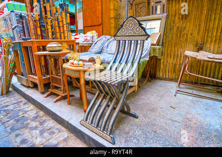 Les beaux meubles en bois faits à la main de nacre et d'ivoire inlaids sont en vente à Khan El-Khalili marché au Caire, Egypte Banque D'Images