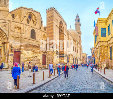 Le Caire, Egypte - 20 décembre 2017 : édifices historiques sur Al-Muizz street sont le symbole de la ville médiévale de l'architecture islamique du Caire, survivant à la pr Banque D'Images