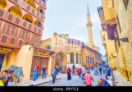 Le Caire, Egypte - 20 décembre 2017 : Le chemin le long de la rue historique Al-Muizz avec de beaux édifices médiévaux et de religion, le 20 décembre dans Banque D'Images