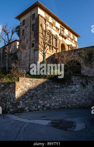 Palazzo Campana, l'entrée de la partie la plus ancienne de la ville de Colle Val d'Elsa, Sienne, Toscane Banque D'Images