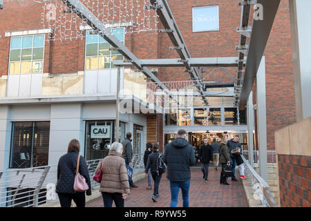 Le centre commercial Oracle à Reading, UK, entrée privée Banque D'Images