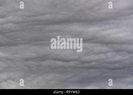 De gros nuages gris de couvaison se formant sur une soirée. Dans la région des hautes terres UK. Banque D'Images