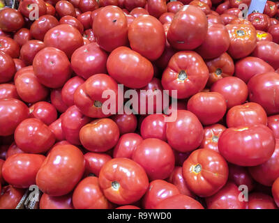Gros tas de tomates sur un marché Asiatique Banque D'Images