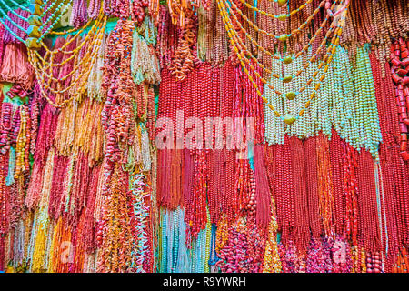 Les belles perles de corail dans le style traditionnel égyptien en vente dans les bijoux Ministère de Khan El-Khalili marché, Le Caire, Égypte Banque D'Images