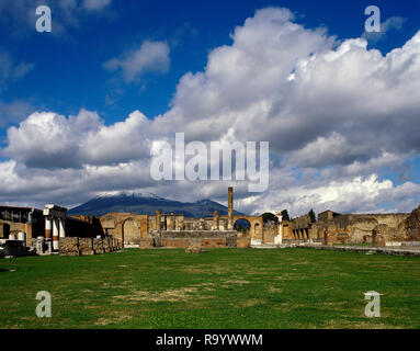 L'Italie. Pompéi. Ancienne ville romaine. Vue sur le Forum. Le forum a été un lieu de rassemblement d'une grande importance sociale, lieu d'agthering politicals activités, discussions et débats. Dans le fond, la cellule sacré de la Triade Capitoline (Jupiter, Junon et Minerve). La Campanie. Banque D'Images