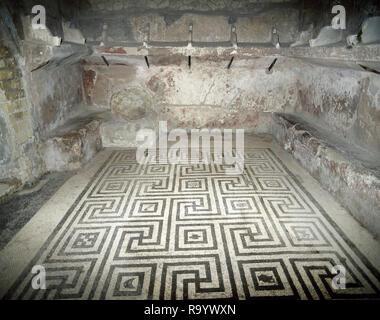 L'Italie. D'Herculanum. Bains d'urbains. Le Centre de Termae. Ils ont été construits autour du début du 1er siècle après JC, et subdivisés en sections pour les hommes et les femmes. Section des femmes. Tepidarium (bain chaud). Sol en mosaïque de méandres et carrés. La Campanie. Banque D'Images