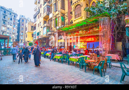 Le Caire, Egypte - 20 décembre 2017 : les terrasses ouvertes de la nourriture égyptienne traditionnelle cafés sur la rue à Khan El-Khalili marché, le 20 décembre dans l'ACMR Banque D'Images