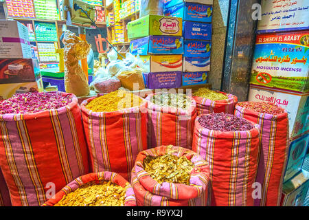 Le Caire, Egypte - 20 décembre 2017 : Les sacs d'épices et fines herbes sur la vitrine de magasin d'épices à Khan El-Khalili marché, le 20 décembre au Caire. Banque D'Images