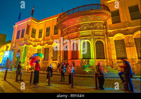 Le Caire, Egypte - 20 décembre 2017 : Le magnifique éclairage de célèbre Sabil-Kuttab de Muhammad Ali Pasha avec de jeunes Égyptiens, reposant sur sa marche Banque D'Images