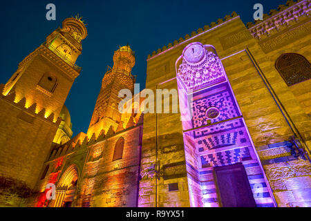 Les minarets brillant lumineux de Qalawun médiévale complexe dans stereet Al-Muizz au Caire, Egypte Banque D'Images