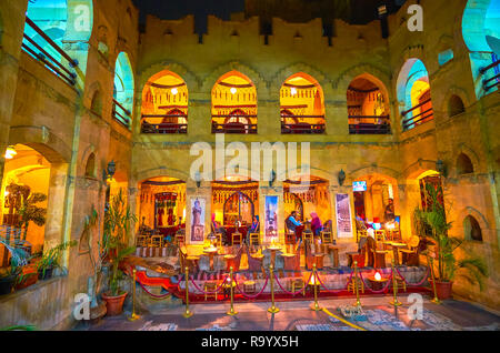 Le Caire, Egypte - 20 décembre 2017 : Le restaurant à la décoration traditionnelle de l'édifice historique dans l'actuel Mu'izz Visitors Centre, le 20 décembre en Ca Banque D'Images