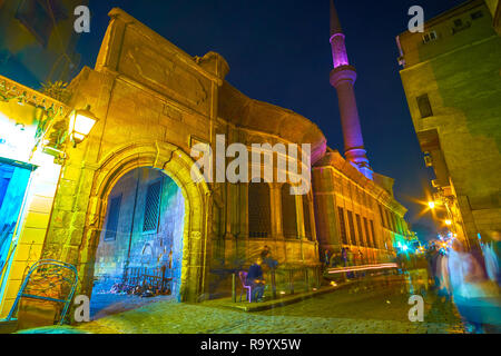 Le Caire, Egypte - 20 décembre 2017 : La belle ensemble d'Mosque-Sabil médiévale de Sulayman Agha al-Silahdar complexe avec voûte et minaret haut j Banque D'Images