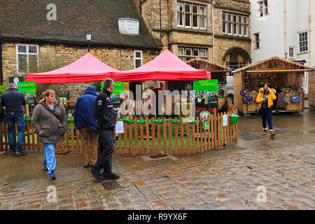 Les étals de marché sur Minster Court au Marché de Noël de Lincoln, Lincolnshire UK Banque D'Images