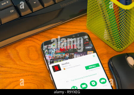 PIATRA Neamt, Roumanie - 30 juillet 2018 : Samsung S8 + avec Google Play store, l'application Netflix, l'arrière-plan du bureau. Banque D'Images