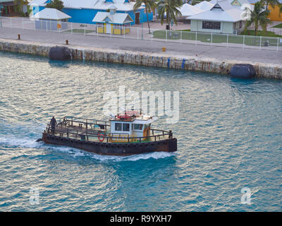 L'un des petits bateaux de la venue d'un navire pour aider à lier le navire à quai à Freeport dans les Caraïbes, Grand Bahama, les Baha Banque D'Images