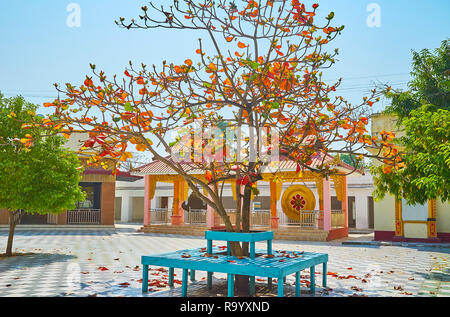 Vous pourrez vous détendre dans le jardin pittoresque de Pagode Kaunghmudaw avec de belles plantes et de rituel de gongs sur arrière-plan, Rhône-Alpes, au Myanmar. Banque D'Images
