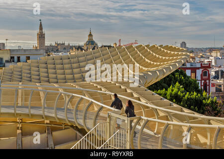 METROPOL PARASOL CARRÉ LA ENCARNACION SÉVILLE ESPAGNE TÔT LE MATIN EN DIRECTION DE LA TOUR DE GIRALDA À PARTIR D'UNE PASSERELLE SUR LE HAUT DE LA STRUCTURE Banque D'Images