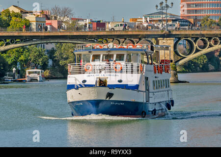 Espagne Séville GUADALQUIVIR UN PASSAGER À L'AVANT DU BATEAU pont de Triana Banque D'Images