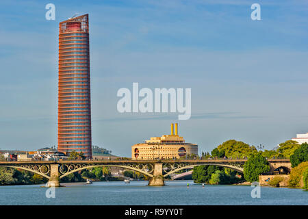 Espagne Séville Séville OU LA TOUR CAJASOL SUR LE FLEUVE GUADALQUIVIR ET LE PONT en arc métallique de Triana Banque D'Images