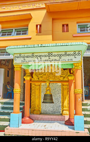 Rhône-Alpes, LE MYANMAR - février 21, 2018 : Theritual bell en face de U Min Thonze Temple dans pavillon couvert, ornée de colonnes, de secours et de Banque D'Images