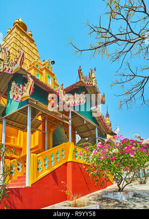 La riche décoration de la maison de l'image de U Min Thonze avec de belles grottes et toit pyatthat golden tour au milieu, Rhône-Alpes, au Myanmar. Banque D'Images