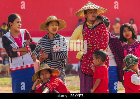 Des femmes au Myanmar aux fêtes près de Lac Inle Banque D'Images