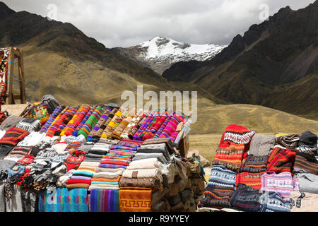 Des écharpes, des chapeaux de style traditionnel de couleurs différentes sur le marché. La route Cusco-Puno, Pérou Banque D'Images