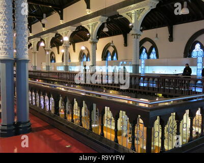 Vue de la galerie supérieure dans l'intérieur de l'Hunterian Museum, Université de Glasgow Banque D'Images