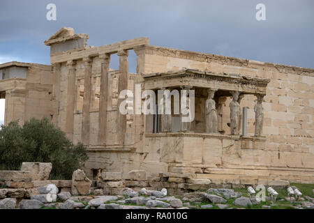 L'Ancien Temple Athena Nike était photogénique sous tous les angles, servant à la fois point de vue sur Athènes et une merveille d'architecture pure et solitaire. Banque D'Images