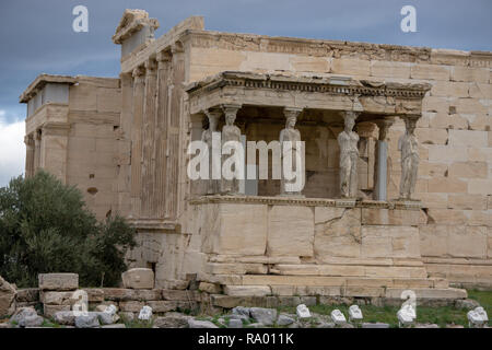 L'Ancien Temple Athena Nike était photogénique sous tous les angles, servant à la fois point de vue sur Athènes et une merveille d'architecture pure et solitaire. Banque D'Images