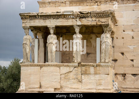 L'Ancien Temple Athena Nike était photogénique sous tous les angles, servant à la fois point de vue sur Athènes et une merveille d'architecture pure et solitaire. Banque D'Images