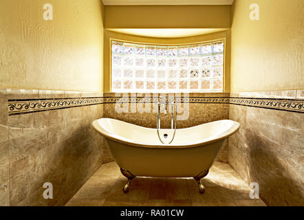 Décor de salle de bains élégante avec baignoire et lumière Banque D'Images