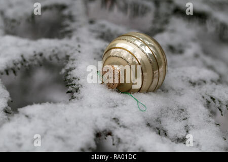 Des compositions de l'arbre de Noël jouet en forêt d'hiver Banque D'Images